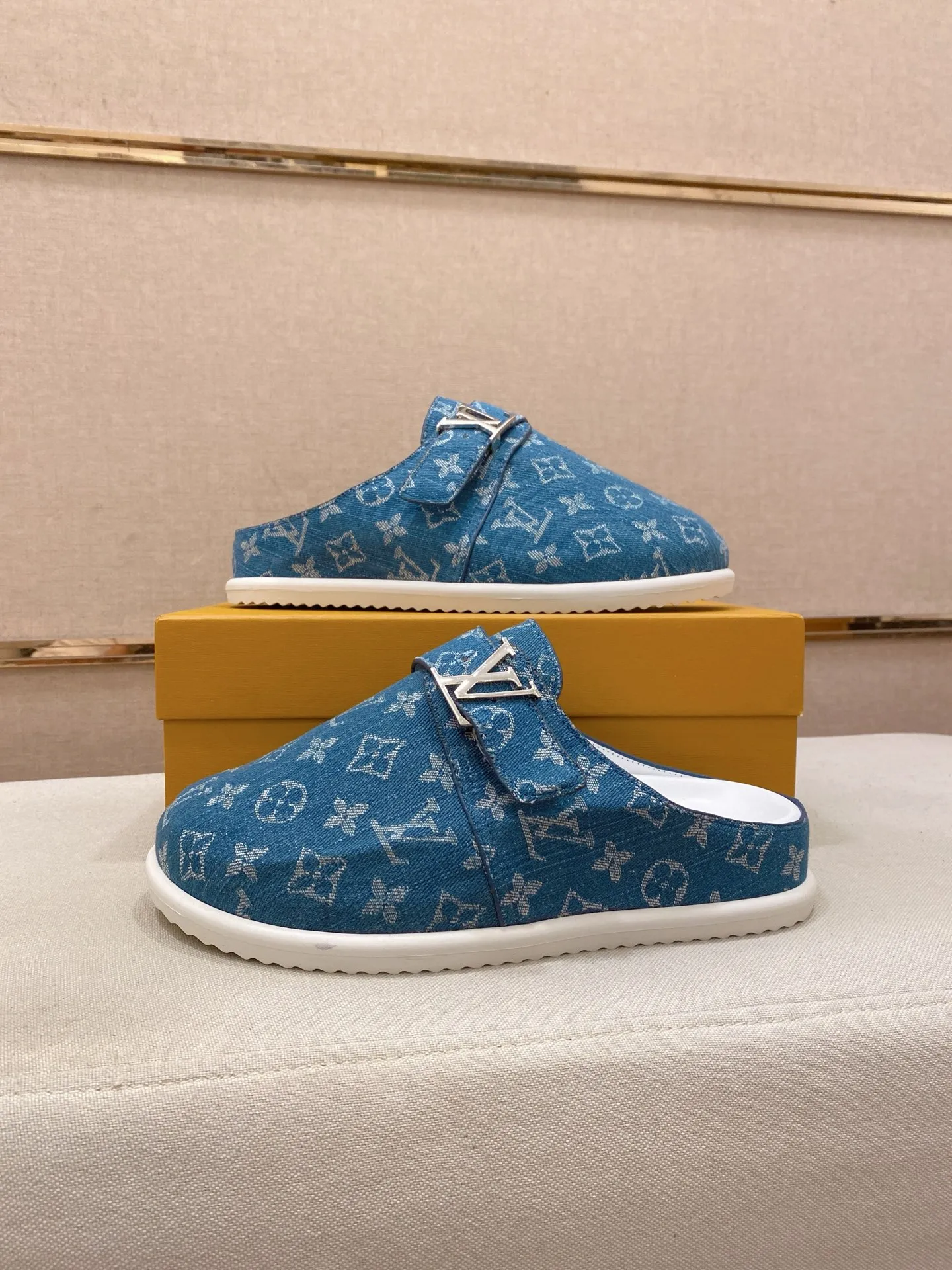 Men's shoes 💰: 360💰LV made 🔍Top purchasing agents, men's spring and summer slippers are available at the same counter. The uppers are made of Italian imported denim with logo graphics and high-quality craftsmanship. The soles are original soles specially provided by the original factory. The exclusive movable molded soles are super comfortable. Original factory follow-up products. 🔍🔍High quality. You can enter and exit the counter at will. Welcome to compare. The code number is 38-44.